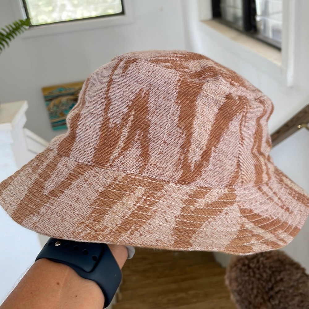 Like new bucket hat, Lucky Brand reversible